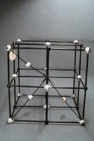 Gitter a) des Diamanten, b) (nach Entfernung der Diagonalstäbe)