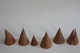 17 Holzkegel mit allen Typen von Kegelschnitten